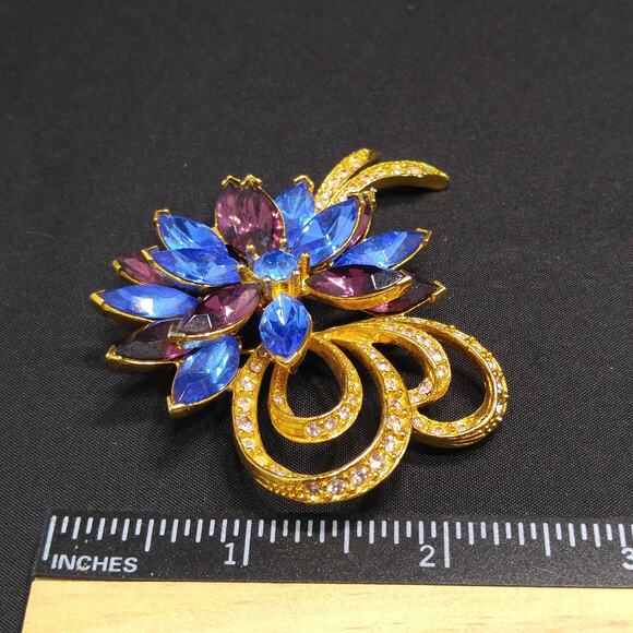 Vintage Signed Blue Purple Rhinestone Floral Brooch, Clear Rhinestone Ribbons, - Picture 8 of 10